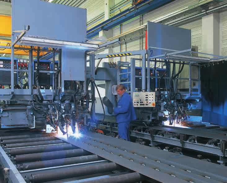 The moving portal welding unit designed in-house by ABUS personnel welds the web plates to the upper and bottom flanges and the rails on the top of the