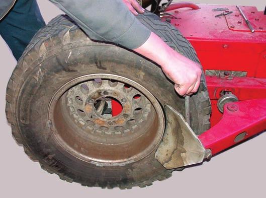 Tire and Wheel Service 1155 is capable of mounting and dismounting low-profile tires on larger diameter wheel rims. The procedures for mounting and dismounting all types of tires are similar.
