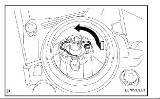 b. Push the set spring in the direction indicated by the arrow in the illustration to remove the No. 1 headlight bulb.