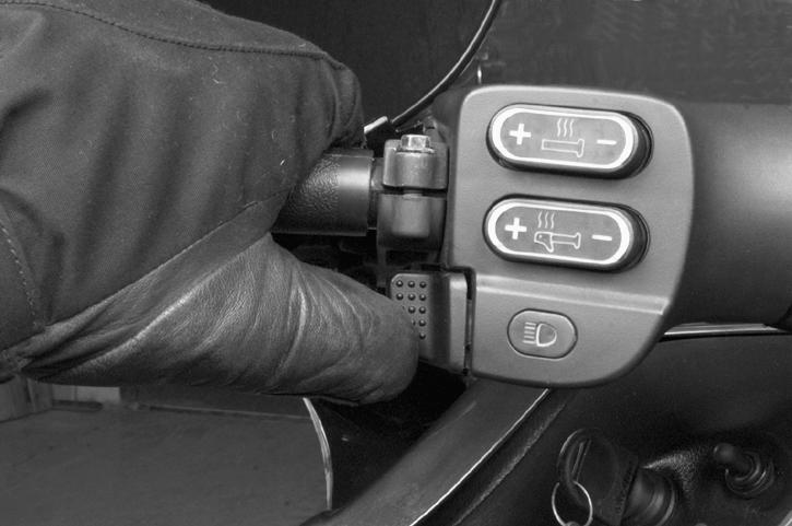 All drivers of the snowmobile should familiarize themselves with the function of this device by using it several times on first outing and to stop the engine there after.