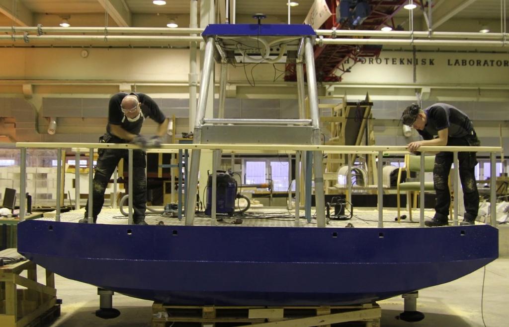 Phase 2: Prototype Ferry (development platform) Funded by NTNU and AMOS Aluminum hull with scale 1:2 (5 m long) Testing of propulsion system, batteries and charging