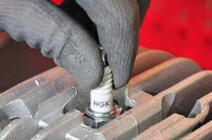 Now you can tighten the spark plug properly.