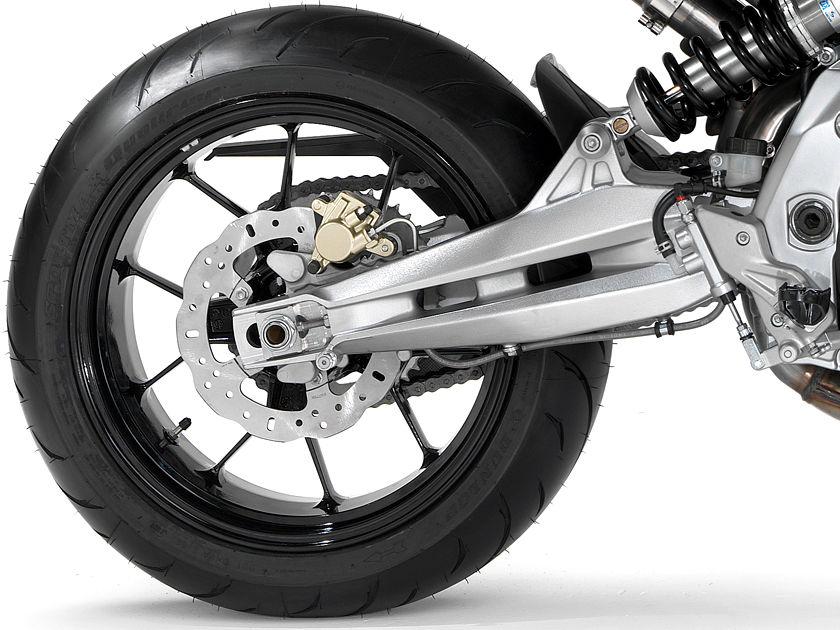 RACING SWINGARM EQUIPMENT The aluminium swingarm is made using shell-casting, a production technology that gives a significant reduction in weight (-3 kg compared to the Shiver), as