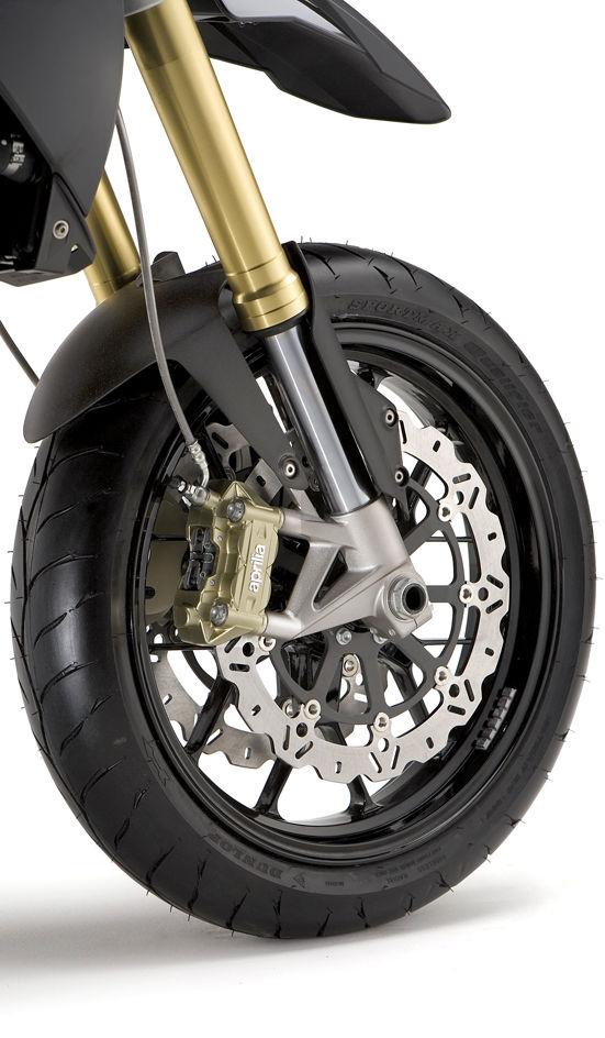 EQUIPMENT WAVE DISCS AND RADIAL CALIPERS Performance is in the Dorsoduro s DNA, as its braking system shows: Two 320 mm wave discs with 4-pot radial calipers at the front ensure maximum braking power