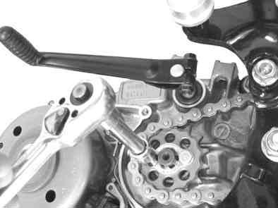Stretching the drive chain moderately loosely, fully Place a jack or a proper stand under the engine to tighten the two nuts on the rear engine mount and the support