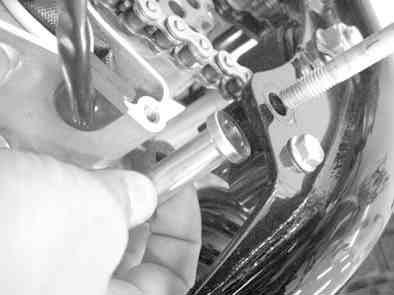Attach a front engine hanger, and insert four bolts from the left side and temporarily tighten four nuts.