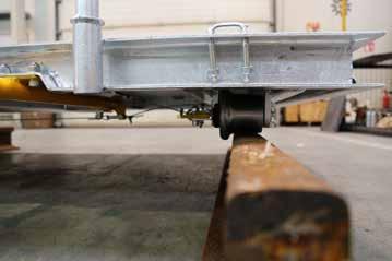 wheels Lashing points (4pcs) Lifting handles Demountable handrail and brake lever