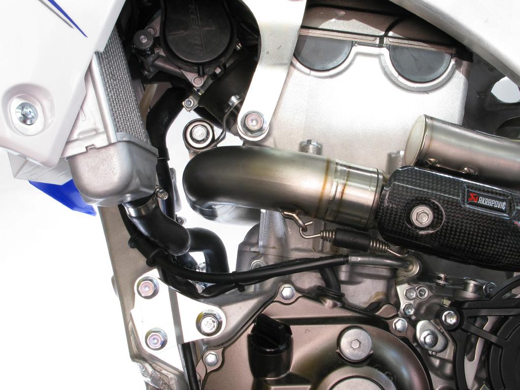www.akrapovic.com 4. Correctly position the link pipe and slide it onto the header pipe.