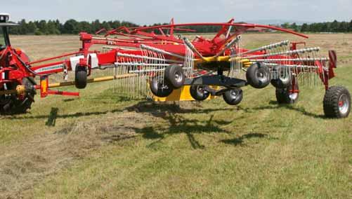 60 m without detaching the tine arms, which frequently makes changing fields possible without leaving the tractor. After removing the tine arms, the height is still no more than 10.83 ft / 3.