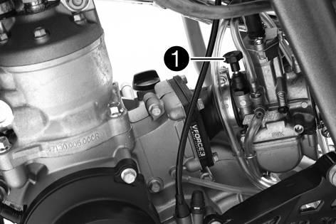 6 CONTROLS 13 6.8 Choke Choke lever is fitted on the left side of the carburetor. Activating the choke function frees an opening in the carburetor through which the engine can draw extra fuel.