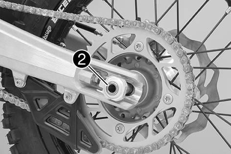 13 WHEELS, TIRES 63 Lift the rear wheel into the swingarm, position it, and attach the chain. The brake linings are correctly positioned. Insert wheel spindle. M01097-10 Position chain adjuster.