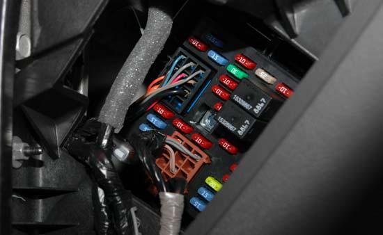 Follow the steps below to remove all recommended fuses and any additional power fuses from all aftermarket add-on accessories i.e.: stereo amplifi ers, DVD players, TV monitors, MP3 players and anti-theft equipment.
