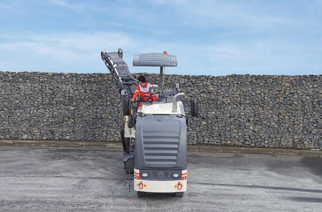 The large, widely slewing conveyor is particularly useful for filling trucks completely.