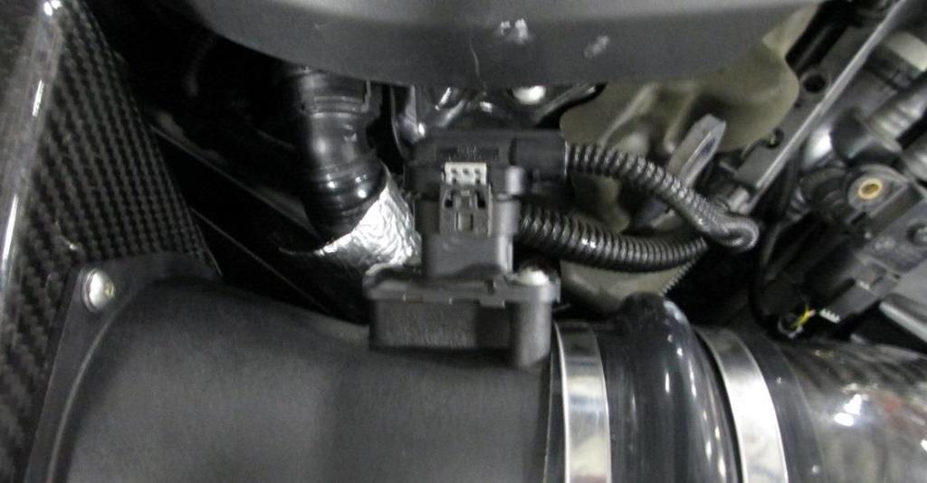 Secure the airbox lid with the 4 spring clips. 18. Tighten the hose clamps at the silicone hoses. 19.