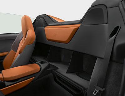 Roadster, the standard ambient interior lighting features the i8 logo projection.