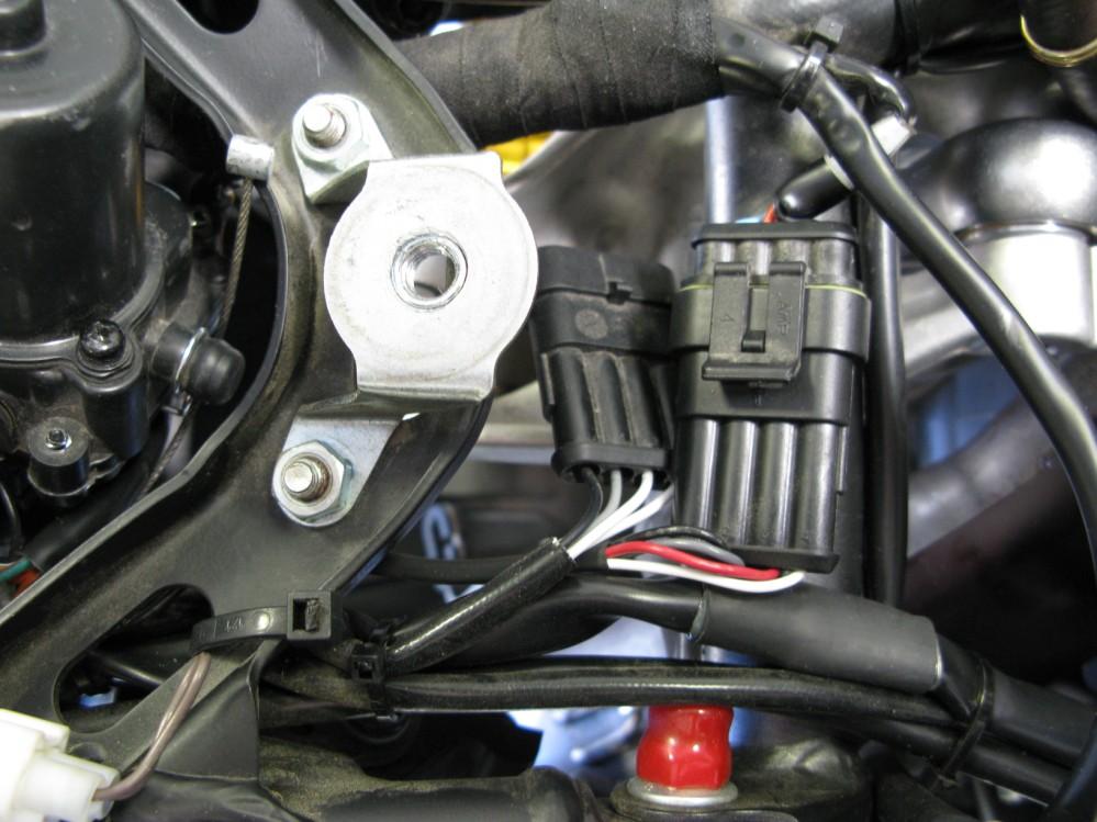 The Streetfighter has an O2 sensor for the front and the rear cylinder; the Bazzaz system is supplied with two O2 eliminators. Disconnect the existing O2 sensors from the harness.
