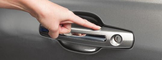 handle too quickly. To lock, touch the door handle lock sensor on the door for approximately one second, being careful to not touch the unlock sensor on the back of the door handle at the same time.