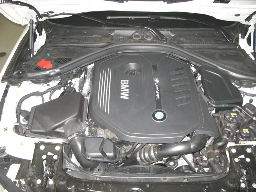 Photos show installation in a M240i / 340i / 440i. The procedure for other vehicles will be similar. 1. Disconnect the negative battery lead in the trunk. 2.