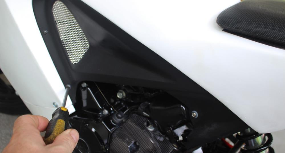Important: Make very sure that the brake lever can be operated fully without throttle cables obstructing movement.