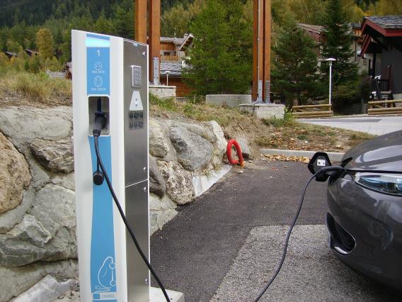 > Backgrund and challenges Electric Vehicle charging statins belng t different netwrks and perate with different cnditins f access and payment.