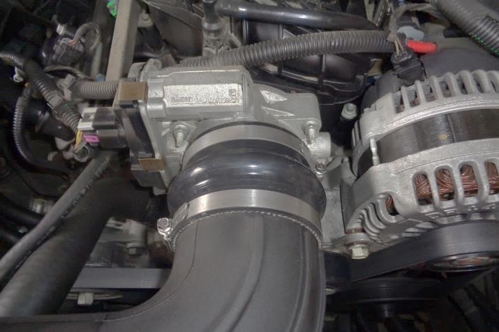 Push coupling () up against the stops on the throttle body opening and tighten the throttle body clamp.