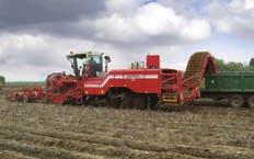 The harvester with a choice of a 326 HP Mercedes-Benz engine ensures that the machine always has the power to adapt to the different harvesting conditions in potato and vegetable fields.