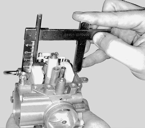Section 04 Subsection 03 FUEL SYSTEM (CARBURETOR) Refer to following photos for proper float level gauge positioning and to TECHNICAL DATA for proper level. A V0F0TA. Gauge tips. L arm A.