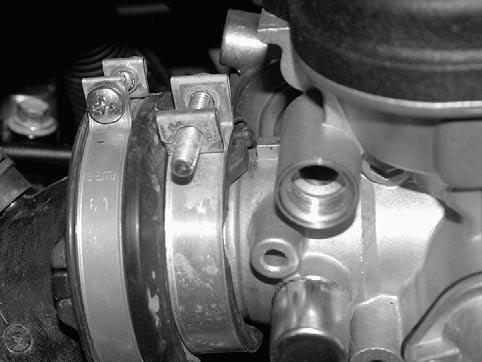 Section 04 FUEL SYSTEM Subsection 03 (CARBURETOR) Align carburetor notch with the flange recess.