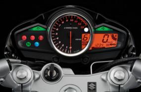 In the centre, there is large analogue tachometer with convenient digital gear position indicator.