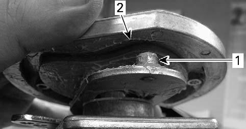 Before tightening the throttle/shifter control lever bolt, make sure that the reverse system is in the neutral position.