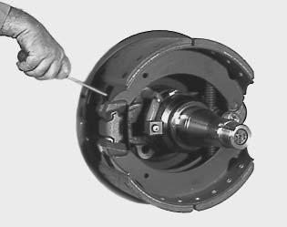 E) Installation instructions Brake drum cleaning: The brake drum may only be cleaned using a dry cleaning material.