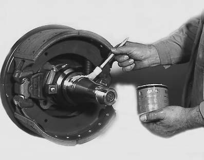 Turn the camshaft by actuating the slack adjuster until the brake shoes are spread sufficiently that the lathe tool can take off material over the whole circumference of the brake linings.