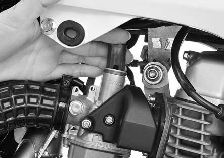 FUEL SYSTEM Install the throttle valve spring onto the throttle cable. Connect the throttle cable to the throttle valve while compressing the throttle valve spring.