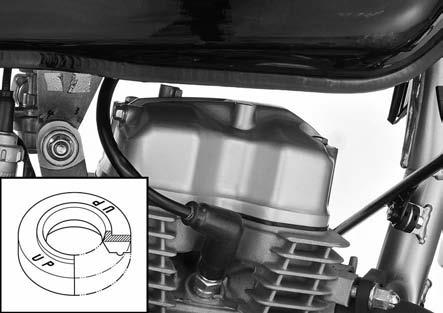 Install the cylinder head cover onto the cylinder head. CYLINDER HEAD/VALVES / Install the mounting rubbers onto the cylinder head cover with their "UP" marks [4] facing up.