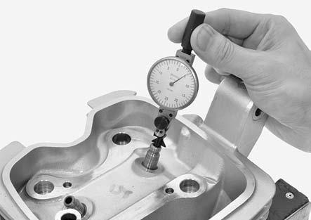 Take care not to tilt or lean the reamer in the guide while reaming. INSPECTION Ream the valve guide to remove the carbon build-up before checking the valve guide.