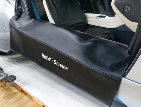 i8 Special Rear Cover BMW i8 BMW O/N 81 49 2 288 435 Made to measure, with working platform. Helps to prevent damages and stains during repair and maintenance.