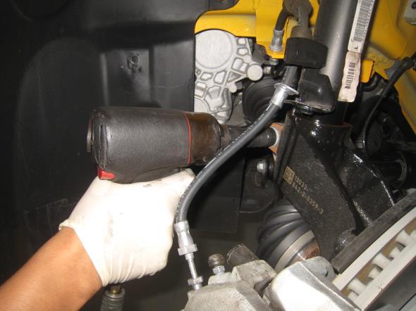 Loosen and remove the nut that secures the anti roll bar end