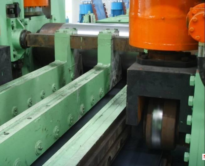 300Ton Press down by hydraulic cylinder Ф450mm 8.8 Prebending Unit: Pre-bend steel strip single edge before entering into forming machine. Avoid any bend, hump before entering into forming machine.