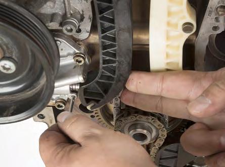 - 9 - Installation: 1. Clean the engine thoroughly. Check the remaining components, such as the crankshaft sprocket, for damage. 2. Install the new chain tensioner and tighten the bolts to 9 Nm. 3.