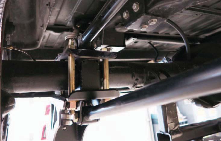 Installing Lower Axle Mount & 4Link Bars 15. PANHARD MOUNT 15. Repeat the above step on the Passenger Lower Mount. Torque the hardware to 60 ftlbs in a crisscross fashion. PASSENGER 16. 17. 30 16.