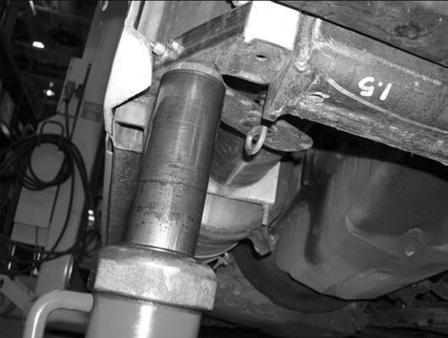 18-500.00/ 13 Rear axle See Figure 22 to identify the main components of the rear axle. 1 WARNING: Never work under a vehicle supported by one or more jacks, even if supports are in place.