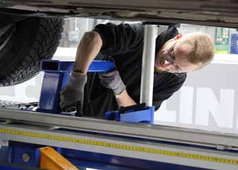 Assisted by the integrated lift, technicians will always work at the most comfortable height. A generous amount of space between the vehicle and bench offers greater accessibility for underbody work.