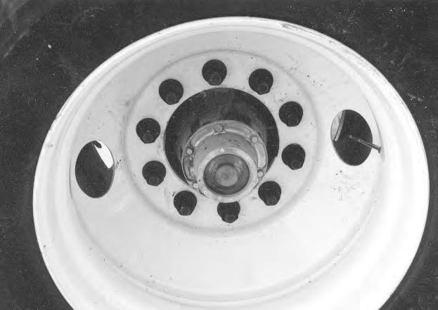 5.2.5 WHEEL HUBS/BEARINGS All axles use an oil bath design for lubricating wheel bearings. It is a virtual zero maintenance system providing that the oil remains in the hub.