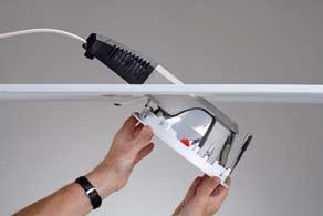 Now the clamping arm automatically moves into position, holding the luminaire firmly in