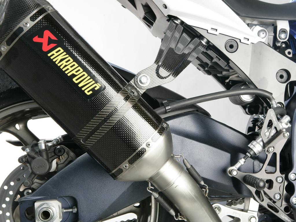 www.akrapovic.com 9. Position the muffler correctly, slide it onto the outlet side of the Akrapovič link pipe and attach the springs.
