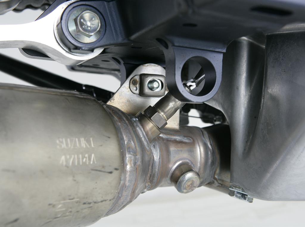 WARNING: make sure not to damage the coolers or any other part of the motorcycle during this procedure!
