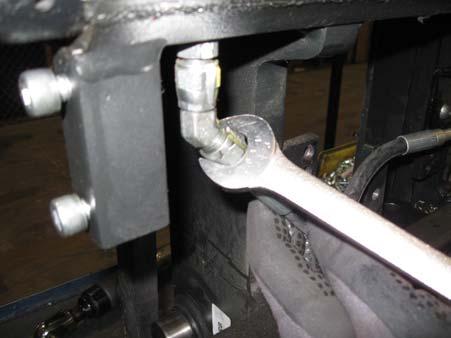 Removal of sideshift rods and seals Place clean rags on the lower bar directly