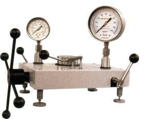 Manually operated hydraulic testers are used to generate the required pressure for calibration in reference calibration.