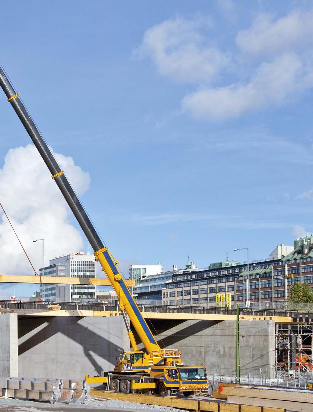 A long telescopic boom, high capacities, an extraordinary mobility as well as a comprehensive comfort and safety configuration distinguish the mobile crane LTM 1100-5.2 from Liebherr.