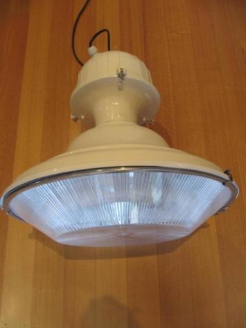 HIGHBAY LIGHT FITTINGS (AVAILABLE IN SIZES FROM 100-300WATT) Features: Instant start and restart. Very high Pupil Lumens (Photopic Efficacy Plm). Long lifespan. High power factor, PF>0.98.